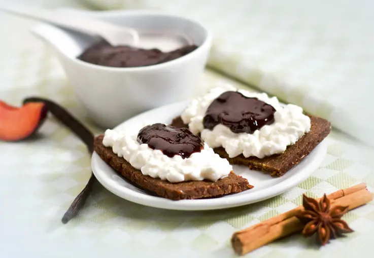 Würzige Zwetschgen-Konfitüre (Rezept)