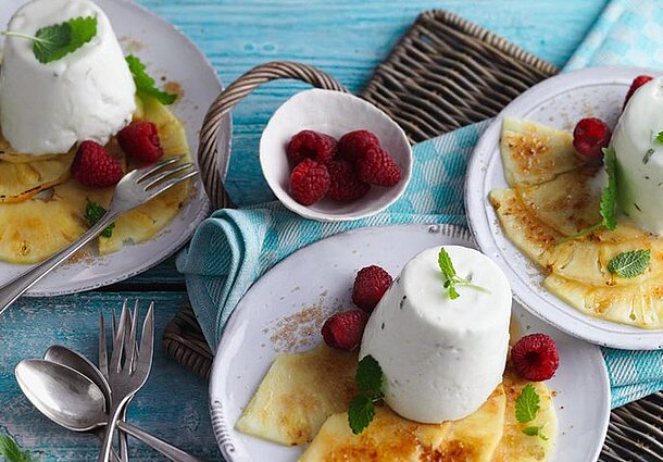 Zitronen-Joghurt mit karamellisierter Ananas (Rezept)