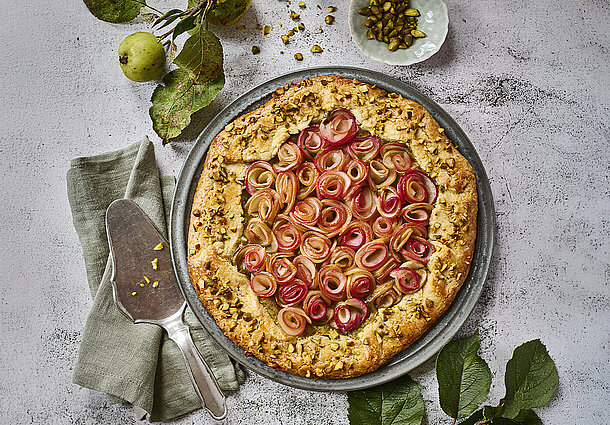 Klassische Galette gefüllt mit gerollten Apfelscheiben und Pisatziencreme