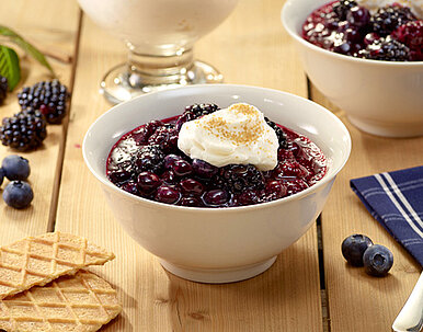 Heidelbeer-Brombeer-Grütze mit Zimt-Sahne