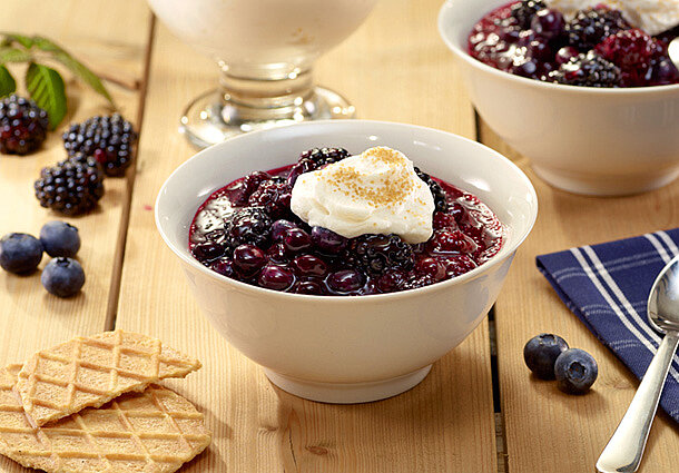 Heidelbeer-Brombeer-Grütze mit Zimt-Sahne (Rezept)