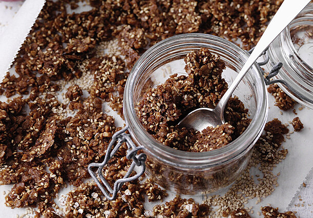 Gewürz-Granola mit Sesam (Rezept)