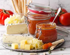 Scharfe Tomaten-Konfitüre mit Mirabellen