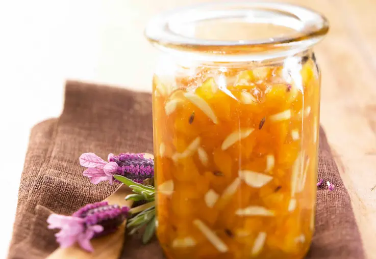 Aprikose-Mandel-Konfitüre mit Lavendel (Rezept)