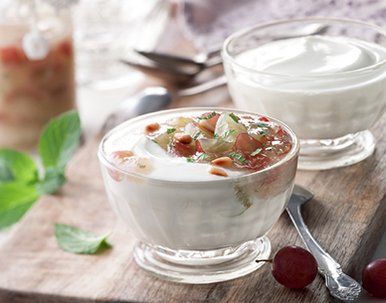 Joghurt mit Birnen-Trauben-Kompott