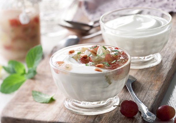 Joghurt mit Birnen-Trauben-Kompott (Rezept)