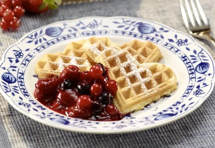 Rote Grütze mit SweetFamily Herzchenwaffeln (Rezept)