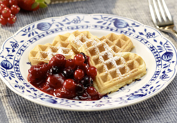 Rote Grütze mit SweetFamily Herzchenwaffeln (Rezept)