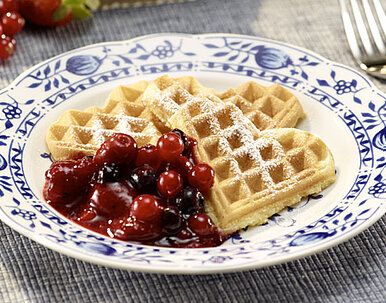 Rote Grütze mit SweetFamily Herzchenwaffeln