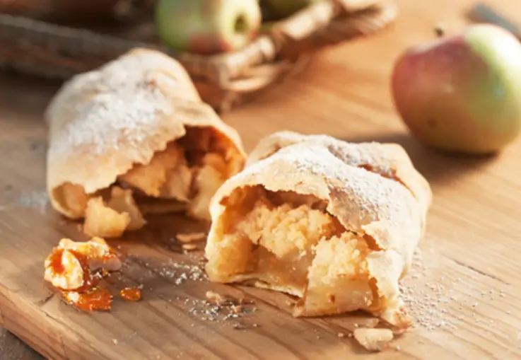 Mini-Apfelstrudel mit karamellisierten Walnüssen (Rezept)