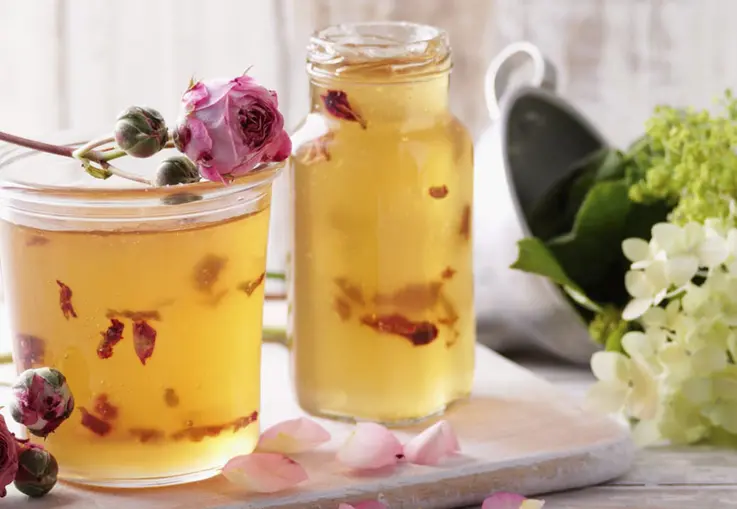 Traubengelee mit Rosenblättern (Rezept)