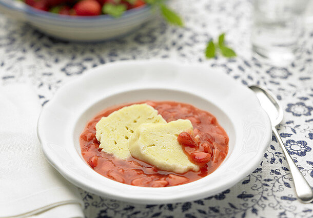 Dithmarscher Mehlbeutel mit Erdbeersoße (Rezept)