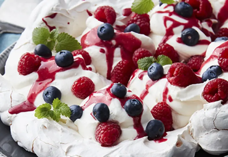 Pavlova mit Beeren (Rezept)