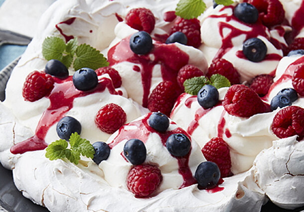 Pavlova mit Beeren (Rezept)