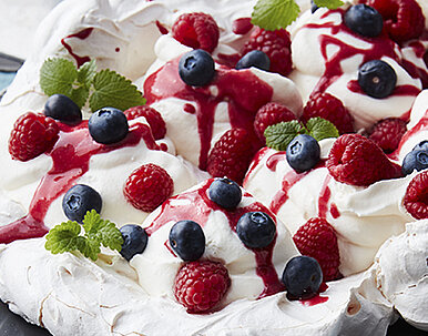 Pavlova mit Beeren