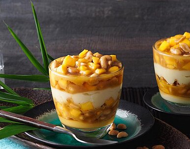 Mango-Kokos-Dessert mit Erdnuss-Karamell