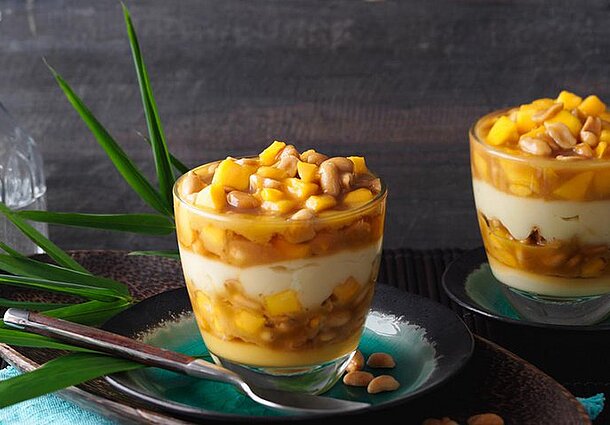 Mango-Kokos-Dessert mit Erdnuss-Karamell (Rezept)