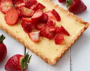 Limettentarte mit Erdbeeren