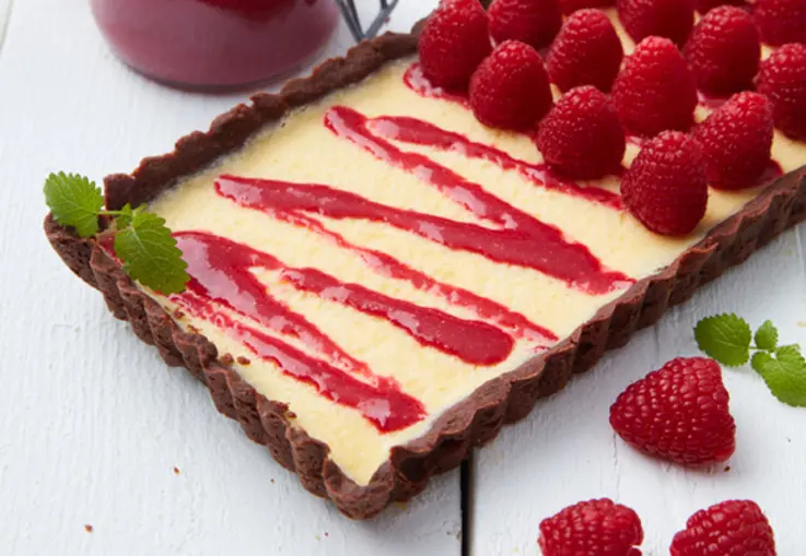 Limettentarte mit Schokoboden und Himbeeren (Rezept)