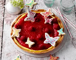 Himbeertarte mit Schmetterlingen