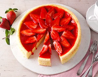 Chiffon-Cheesecake mit Erdbeertopping