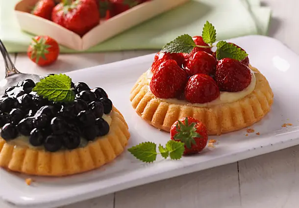 Frische Beeren-Tartelettes mit Vanillecreme (Rezept)
