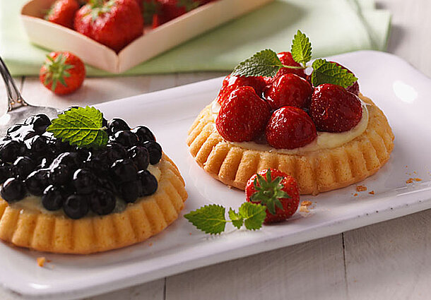 Frische Beeren-Tartelettes mit Vanillecreme (Rezept)