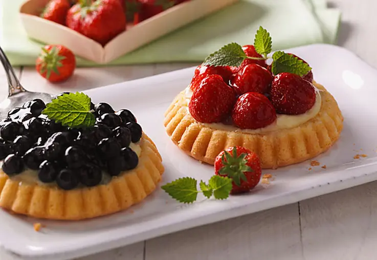 Frische Beeren-Tartelettes mit Vanillecreme (Rezept)