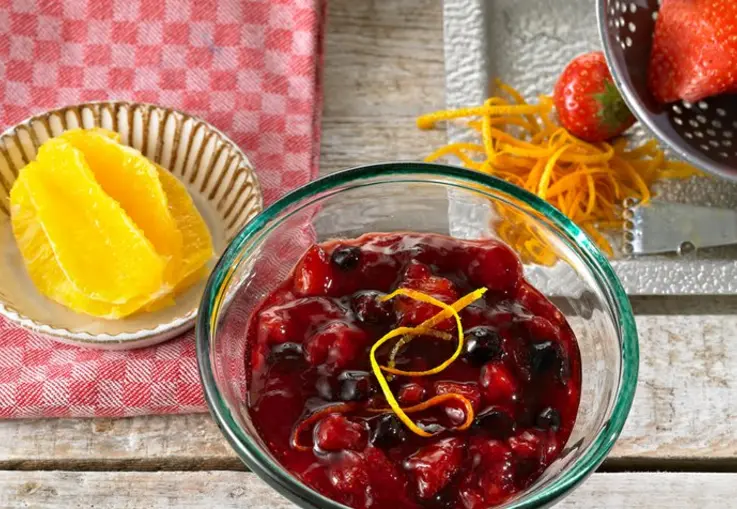Erdbeer-Orangen-Johannisbeer-Konfitüre (Rezept)