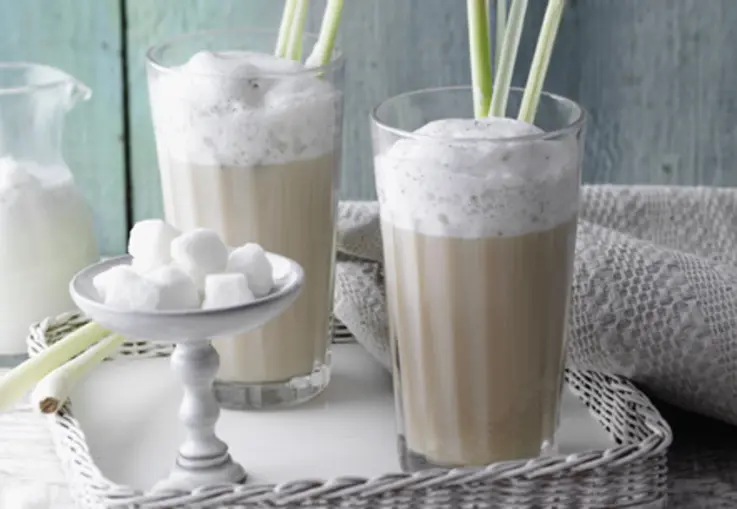 Zitronengras-Grüntee mit Milch (Rezept)