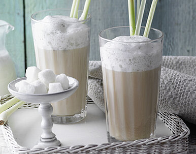 Zitronengras-Grüntee mit Milch Zitronengras-Grüntee mit Milch