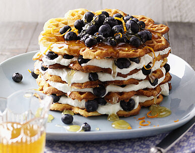 Orangen-Waffeltorte mit Heidelbeeren