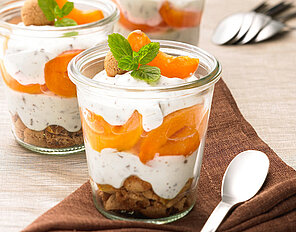 Schichtdessert mit karamellisierten Aprikosen