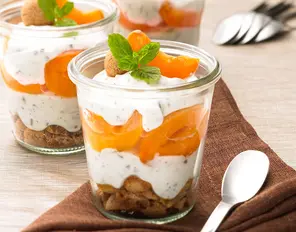 Schichtdessert mit karamellisierten Aprikosen