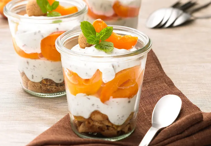 Schichtdessert mit karamellisierten Aprikosen (Rezept)