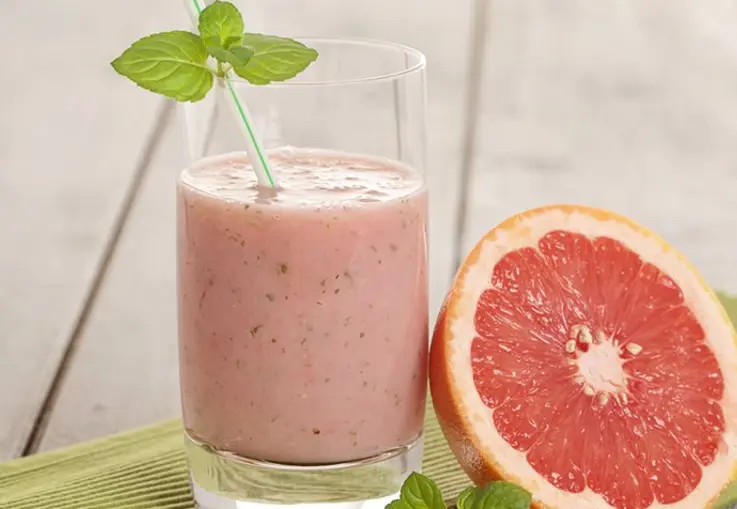 Grapefruit-Beeren-Smoothie (Rezept)