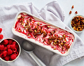 Himbeer-Semifreddo mit karamellisierten Pistazien Himbeer-Semifreddo mit karamellisierten Pistazien