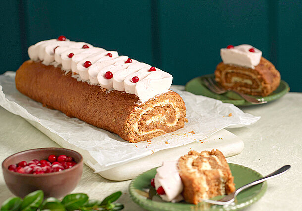 Lebkuchen-Biskuitrolle mit Karamellsahne