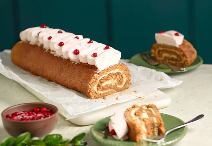 Lebkuchen-Biskuitrolle mit Karamellsahne