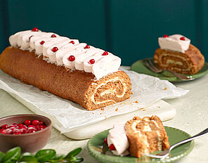 Lebkuchen-Biskuitrolle mit Karamellsahne