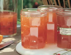 Rhabarber-Orangen-Gelee mit Roséwein