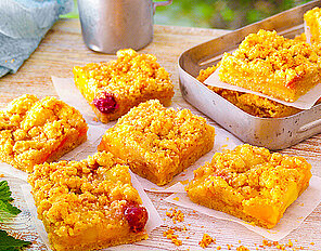 Kokos-Streusel-Blechkuchen mit exotischen Früchten