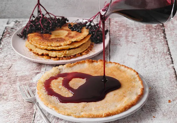 Pfannkuchen mit Holunderbeersirup