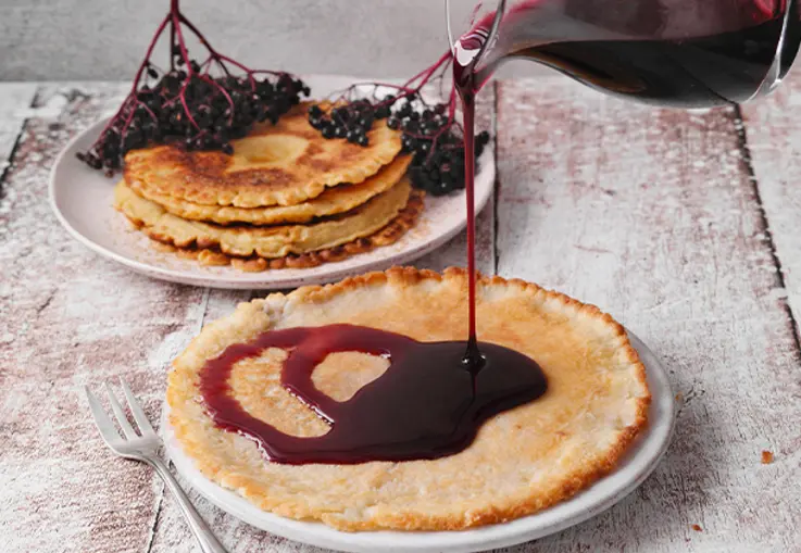Pfannkuchen mit Holunderbeersirup