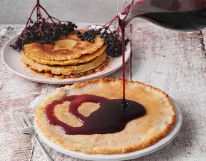 Pfannkuchen mit Holunderbeersirup