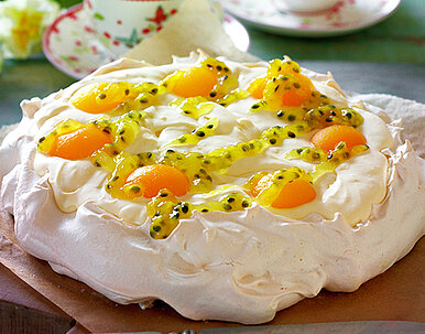 Oster-Pavlova mit Lemon Curd-Sahne