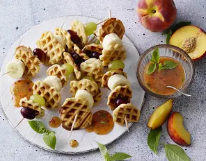 Miniwaffel-Spieße mit Pfirsichdip