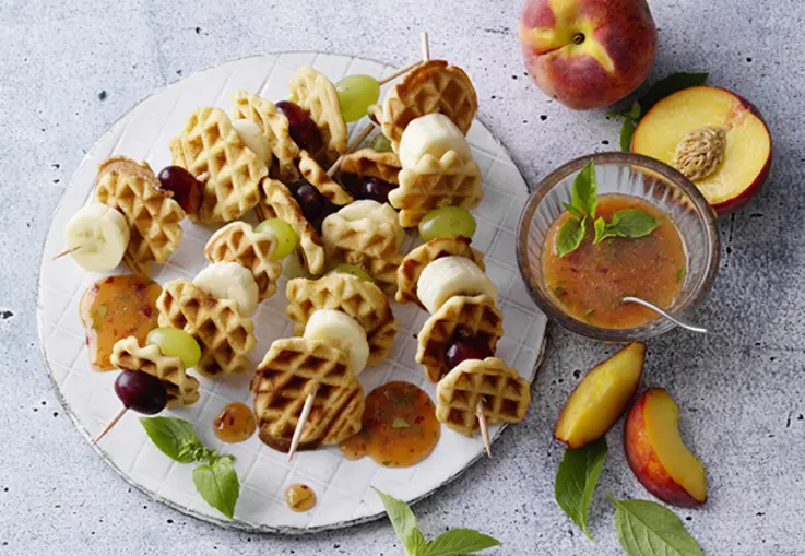 Miniwaffel-Spieße mit Pfirsichdip