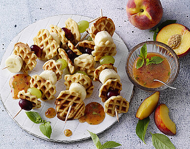 Miniwaffel-Spieße mit Pfirsichdip