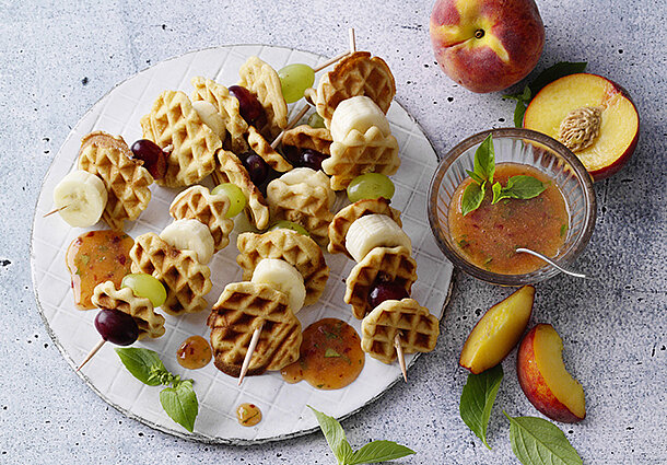 Miniwaffel-Spieße mit Pfirsichdip